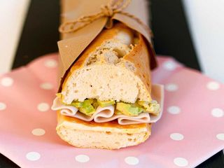 16. Pavo, aguacate y queso