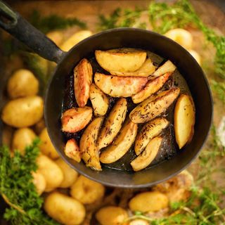 Картофельные дольки с травами