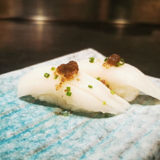 Nigiri Pez Mantequilla Con Trufa (2 Pzs.)