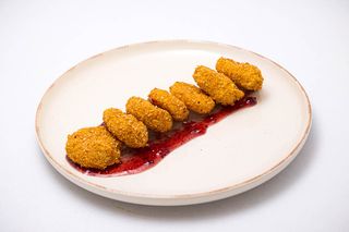 Топени сиренца със сладко от боровинки