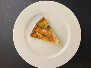 Кіш-лорен з лососем та броколі