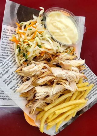 Дърпано Пилешко Месо + Картофки + Зеле С Моркови + Сос (280г)