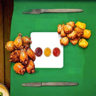 10 nuggets , 10 alitas y tres salsas ( Cheddar ,Barbacoa y Sriracha )