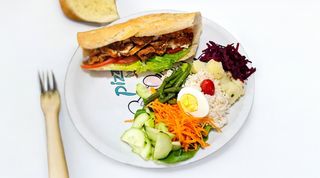 Moitie Sandwich Moitie Salade