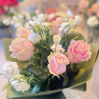 Buchet cu 5 trandafiri și eu stomă