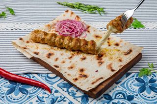 Lula-kebab  de pui cu cascaval