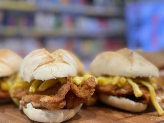 Panino con cotoletta di pollo e patatine