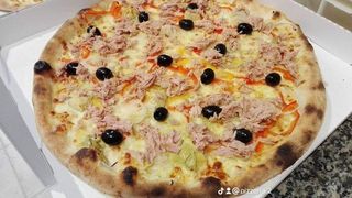 Calzone con Tonno e Cipolla e Olive