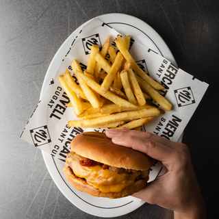 206 Bacon cheeseburger de vaca amb ceba caramel·litzada, bacon, formatge fos i relish de cogombre