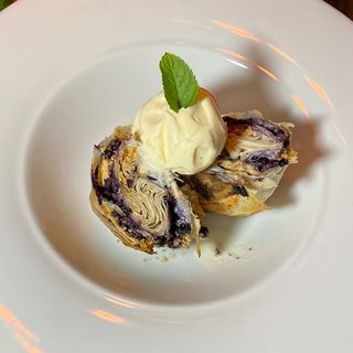 Domaća pita sa borovnicama i sladoledom