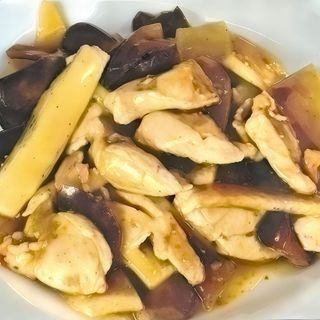 Pollo con bambú y seta china