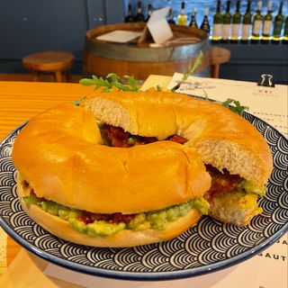 Bagel de abacate e tomate seco