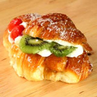 Croissant Wellington City (1ud) Croissant Mantequilla Nata y  Láminas de Kiwi