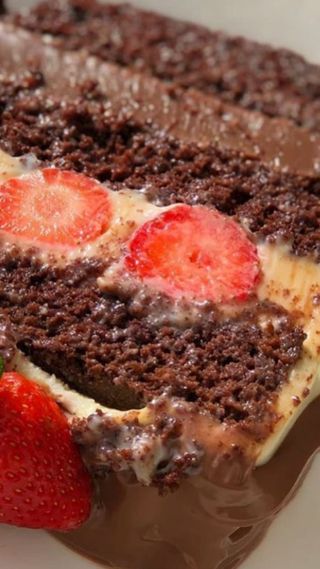 Fatia Bolo Brigadeiro com Morango