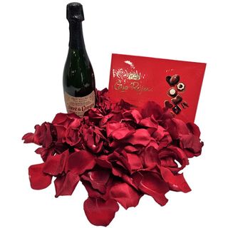 Cava, Bombones y Pétalos