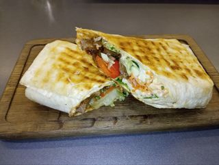 Шаурма з телятиною, сиром моцарела та овочами (300 г)