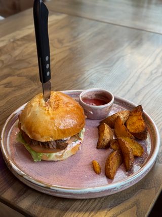 Бургер з томленою телятиною (450г)