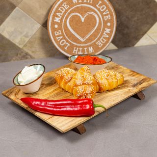 Kiflice sa ajvarom i sirom