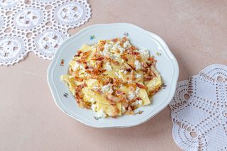 Nasuvo sa sirom i slaninicom