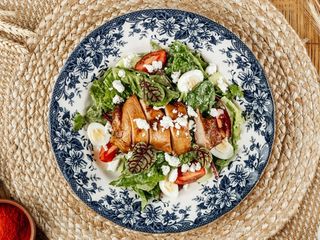 Салат з печеною на вогні  куркою, емульсією з зеленої цибулі та карпатською Бринзою (300г)