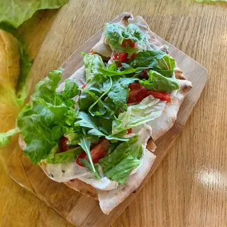 Фокача з рікотою, чері та міксом салатів (250г)