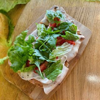 Фокача з рікотою, чері та міксом салатів (250г)