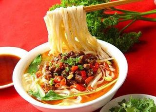 Ramen Con Ternera Y Pimiento Encurtido