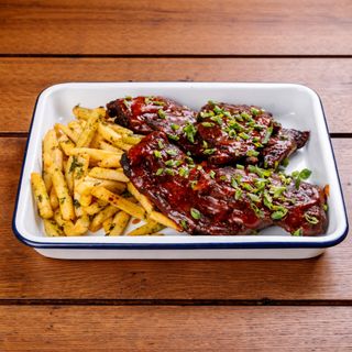 გამომცხვარი ღორის ნეკნები ბარბექიუს სოუსით 