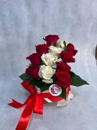 Composition du coeur de roses rouges et blanches
