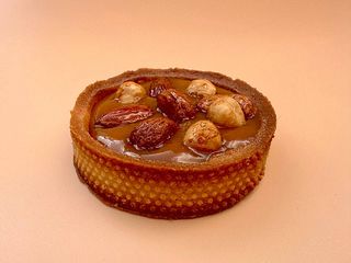 Тарт з  солоною карамеллю та горіхами