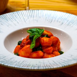 Gnocchi cu rosii si pesto