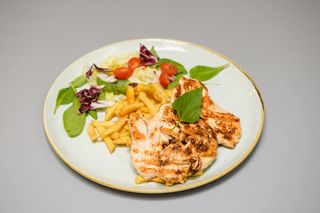 Piept de pui la grătar, cartofi prăjiți și salată verde mixtă
