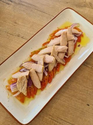 Ensalada de tomata con ventresca y cebolla