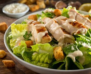 Салата Цезар с гриловано пиле (300г)