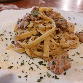 Tagliatelle con funghi porcini e salsiccia