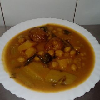 Plato del día . Potaje de acelgas con albóndigas de bacalao.