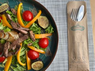 Салат из телятины с имбирной заправкой (200 гр.)