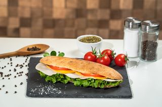 Sandwich cu sunca de pui