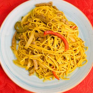 Tallarines Estilo Singapur Con Ternera