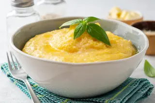 Heljdina palenta sa mladim sirom i jogurtom