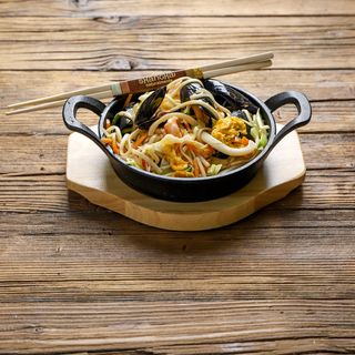 Spaghetti cinesi piccanti alla piastra con misto di pesce