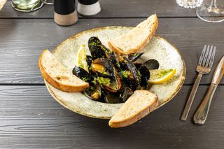 Midii in sos de vin si usturoi