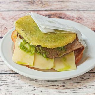 Arepa de lomo y queso amarillo