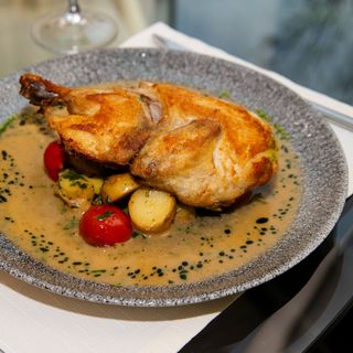 Jumătate de pui, roșii cherry, cartofi prăjiți