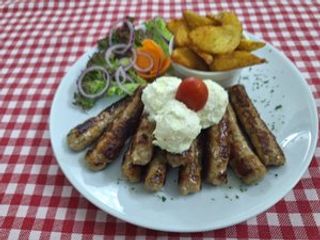 Ćevapi na kajmaku sa pek krompirom