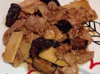 Cerdo Con Bambú Y Setas Chinas