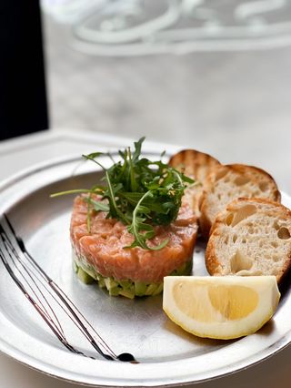 Тартар із лососся та авокадо 