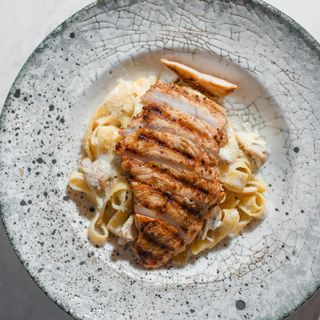 Фетучини с курицей и грибами (330 гр.)