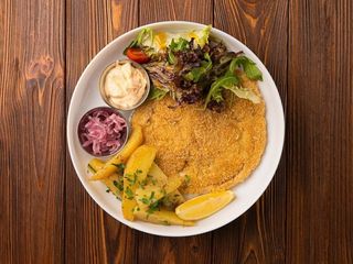 Шніцель курячий з відвареною картоплею та маринованою цибулею (450g)