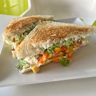 Sándwich Vegetal Con Pollo